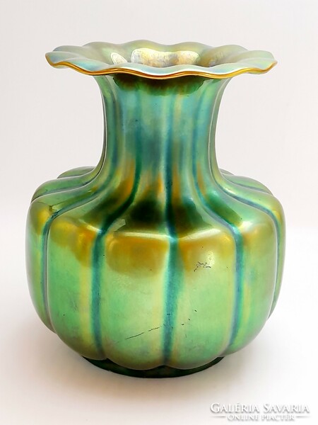 Zsolnay nagyméretű gerezdes eozin váza, 18,5 cm