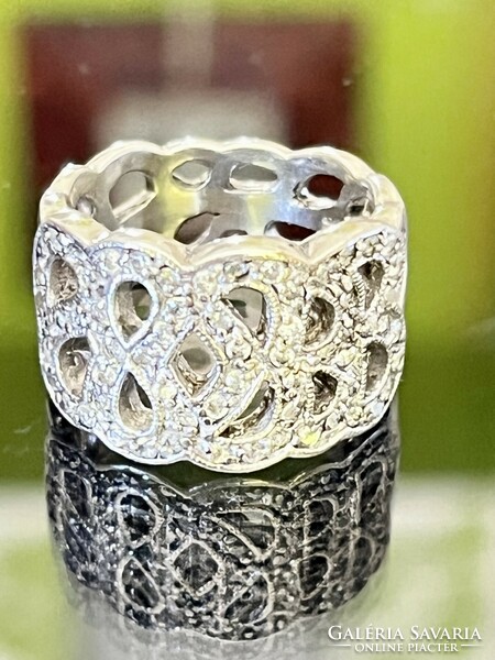 Impressive and dazzling silver ring