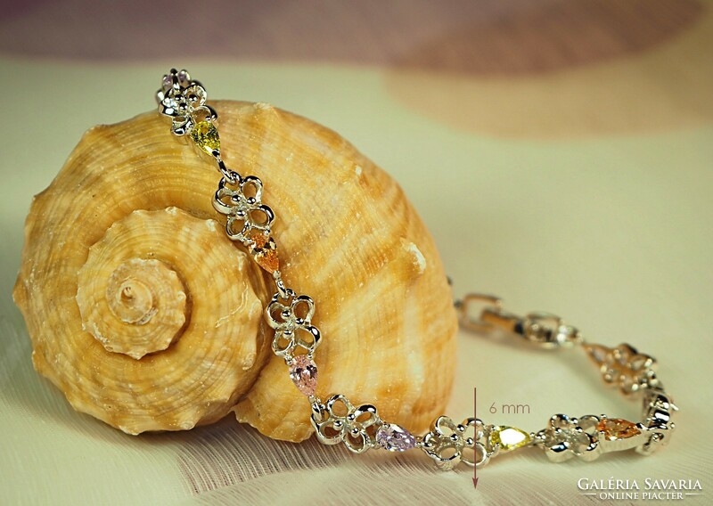 Bracelet depicting silver colored (goldfilled) flowers