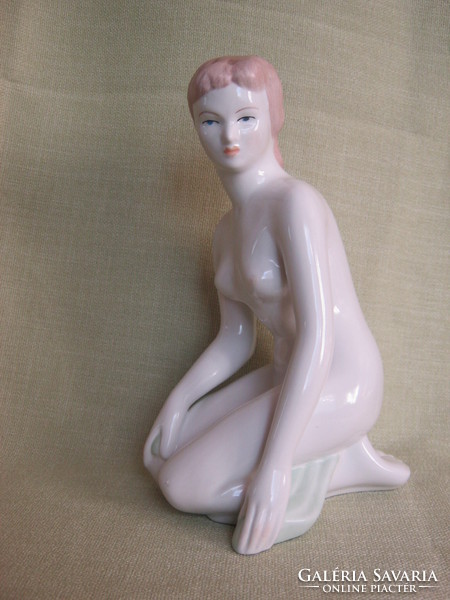 Aquincum porcelain large size kneeling female nude