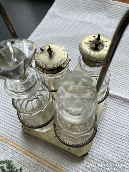 Régi ezüstözött alpakka fűszertartó, lappra csiszolt üvegekkel
