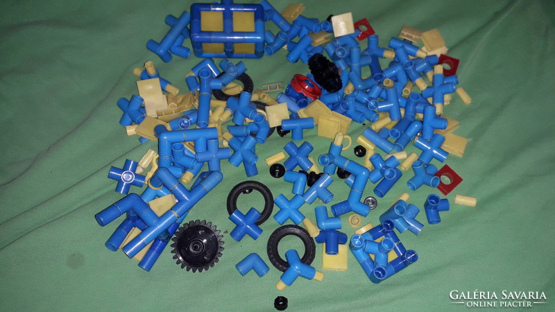 A good large amount of old jawa construction parts, rarer car parts according to the pictures