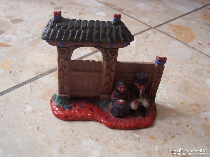 Transylvanian-Szekler gate in front of elderly couple in pottery