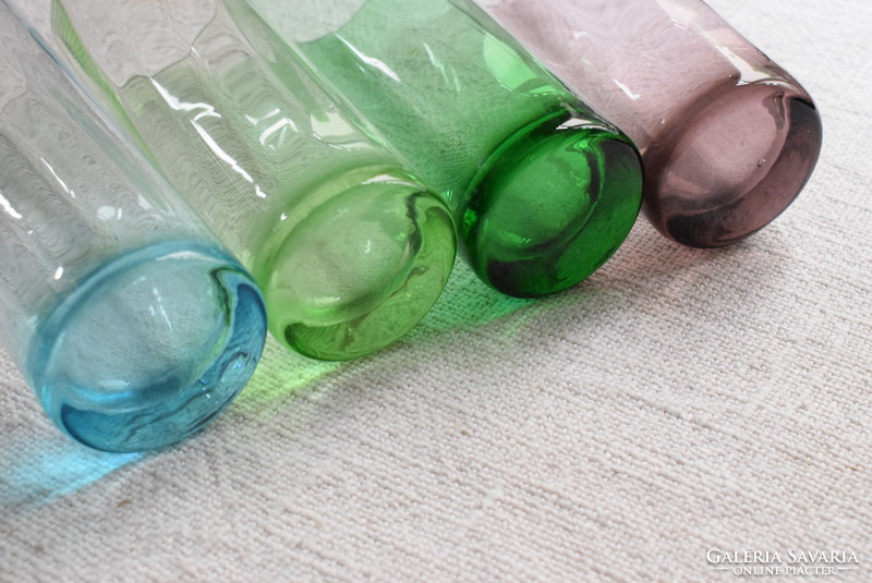 Régi színes üveg pohár 4 db. anyagában belül csavart bordázott mintás fújt üveg 6 x 16,8 cm