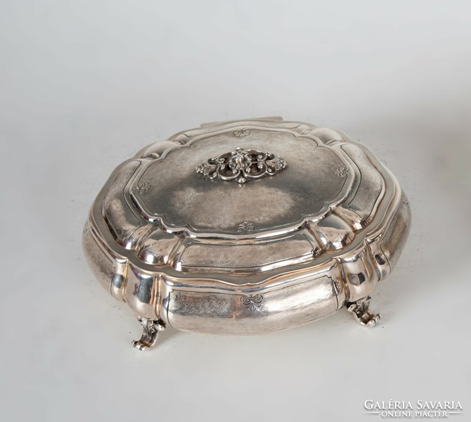 Silver box with finely chiseled pattern