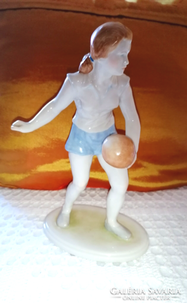 Rendkívül ritka Kőbányai porcelán röplabdázó lány.