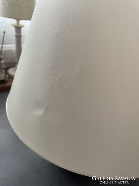 ÚJ! Klasszikus bordázott testű fehér kerámia asztali lámpa