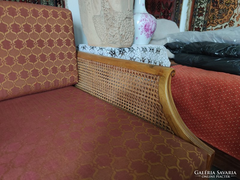 Faszerkezetű, peddignád oldal- és hátfalú betétes, kárpitozott kanapé (ágyneműtartós)