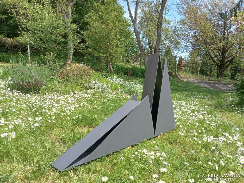 Sculptor László Horváth (1951-): variation with triangles
