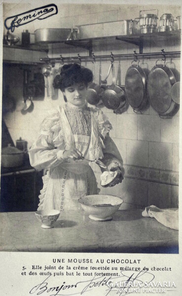 Antik  fotó képeslap - csokoládé habot készítő hölgy , konyha, rézedények