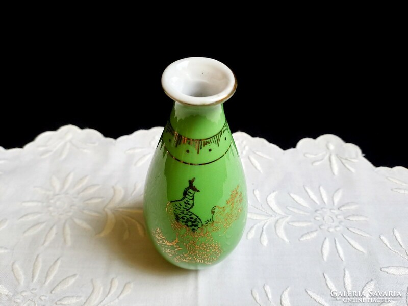 Made In DPRK Észak-Korea porcelán váza, aranyozott páva mintával 16 cm