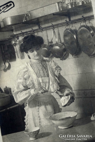 Antik  fotó képeslap - csokoládé habot készítő hölgy , konyha, rézedények