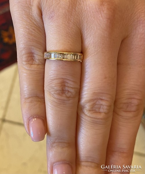18-karat gold ring with baguette-cut diamonds!