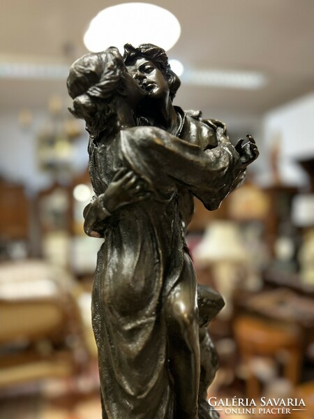 Bronze statue of Romeo and Juliet, couple in love
