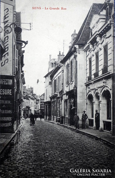 Sens főutcája  - antik francia város fotó képeslap   üzletek , reklám cégér  1910