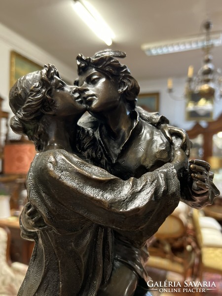 Rómeó és Júlia, szerelemes pár bronz szobor