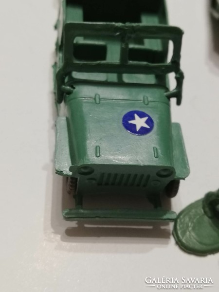 RETRO trafikáru műanyag katonai járművek+2 katona