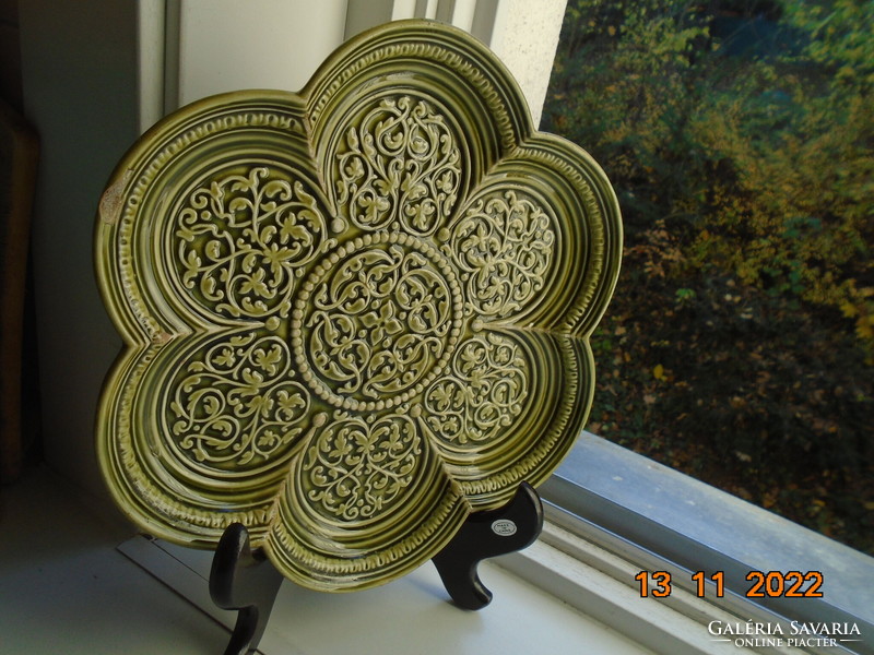 Schütz cilli art nouveau, lobed majolica decorative bowl with raised delicate plant arabesques