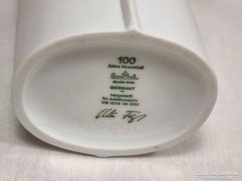 ROSENTHAL MODERN VÁZA Uta Feyl Vtg 1970-es évek fehér biszk, matt porcelán váza aláírással ellátott.