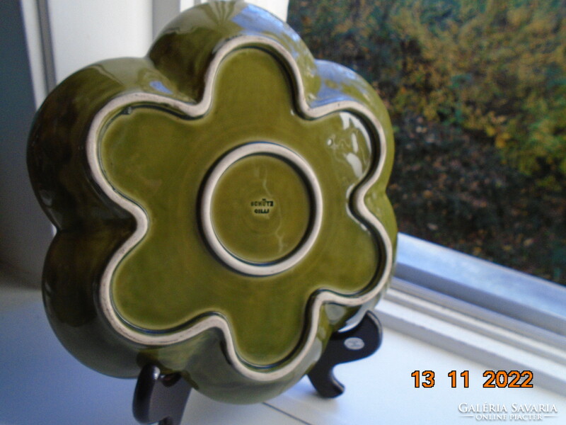 Schütz cilli art nouveau, lobed majolica decorative bowl with raised delicate plant arabesques