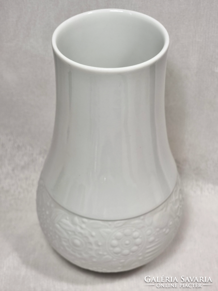Rosenthal fehér biszkvit porcelán váza, Björn Wiinblad dizájn, alsó részén virágos dombormintával.