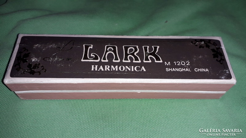 Gyönyörű 1960 cca.vadiúj állapotú LARK M-1202 szájharmónika , herfli dobozával a képek szerint
