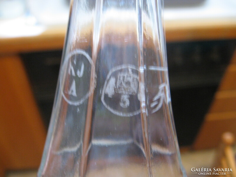 Régi kocsmai csiszolt címeres ,mércés porciós fél literes üvegek