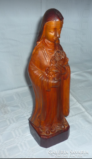 Wooden statue ./ Statue of Mary/