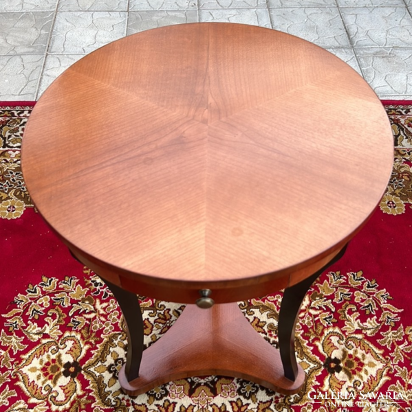 Style circular coffee table
