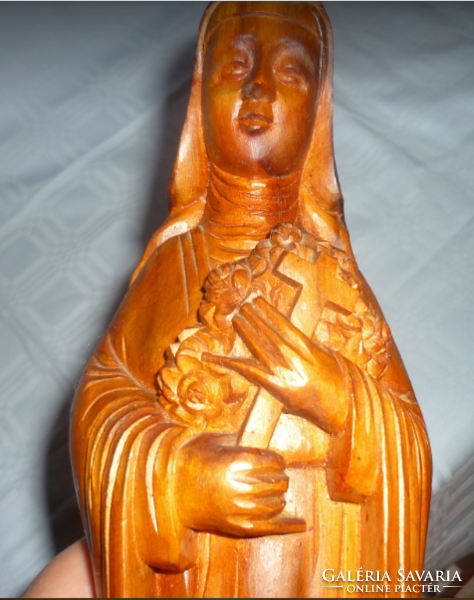 Wooden statue ./ Statue of Mary/