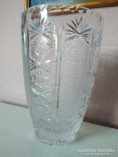 Gyönyörű, gazdagon díszített ólomkristály váza, magassága 25 cm