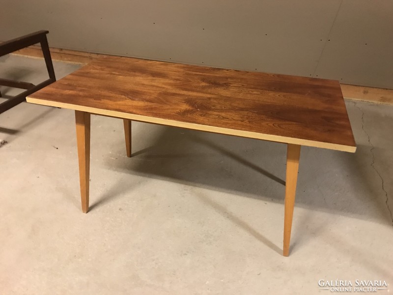 Retró lakkozott felületű asztal