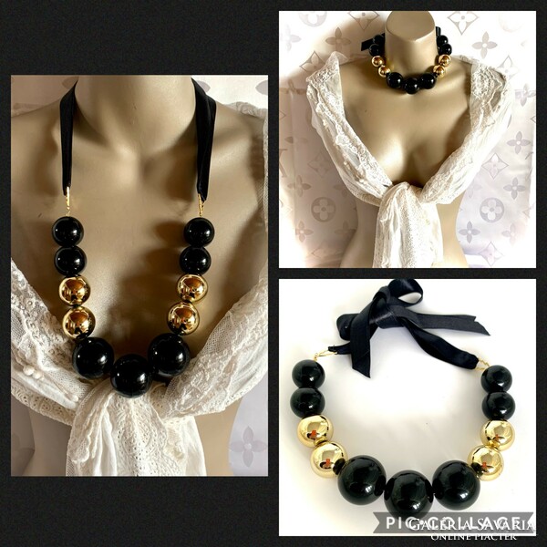 Elegant Italian black vintage necklace from the 1980s, flawless quality jewelry, retro string