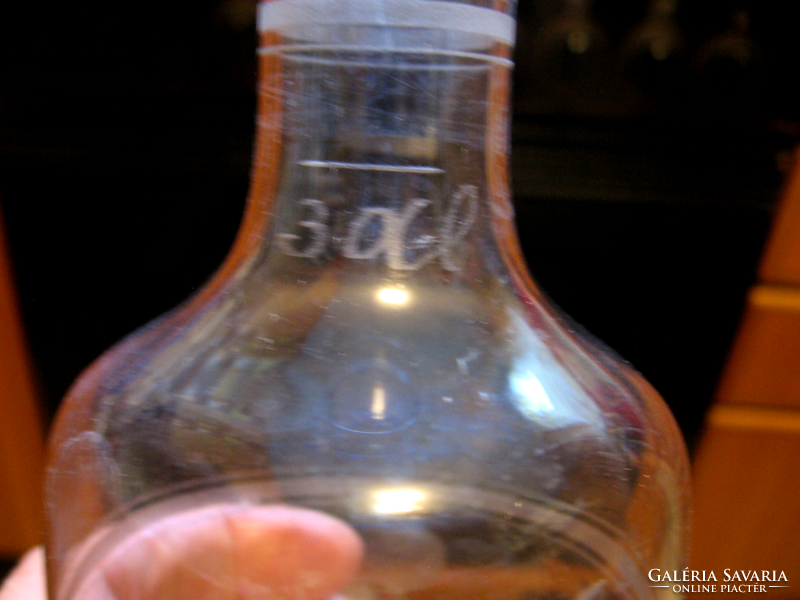 Antik csíkos porciós üvegek, palackok, koronás címerrel. Egyben eladók.