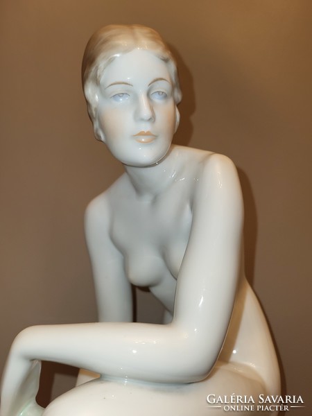 Nude herend after bathing