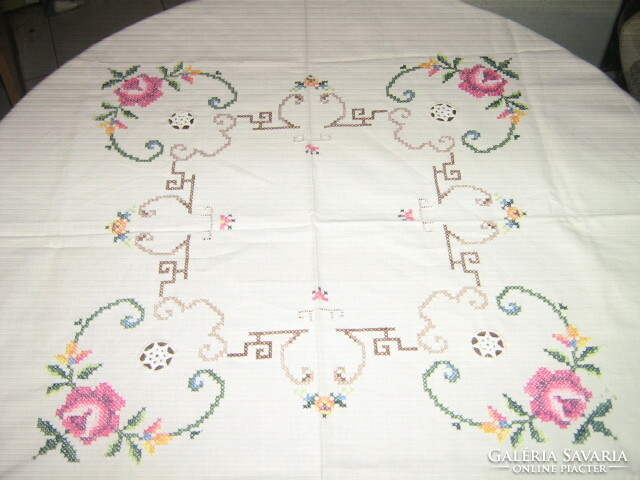 Tablecloth embroidered with beautiful crocheted cross stitch