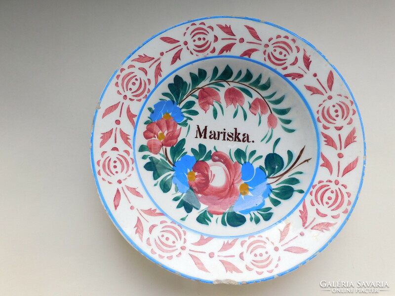 Hollóházi tányér Mariska felirattal (1915-19)