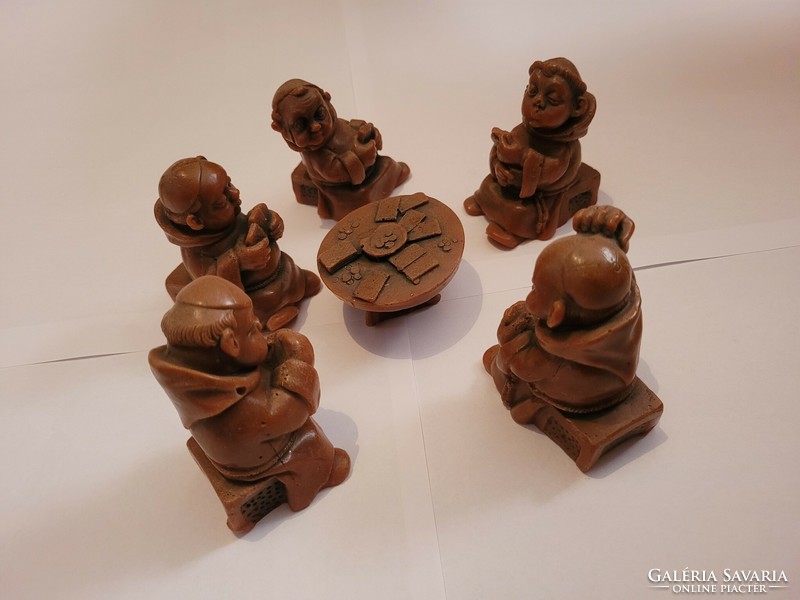 Viasz figurák kártyázó szerzetesek