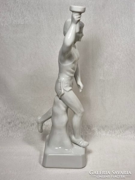 Olimpiai lángot vivő futó -  Német  porcelán figura.