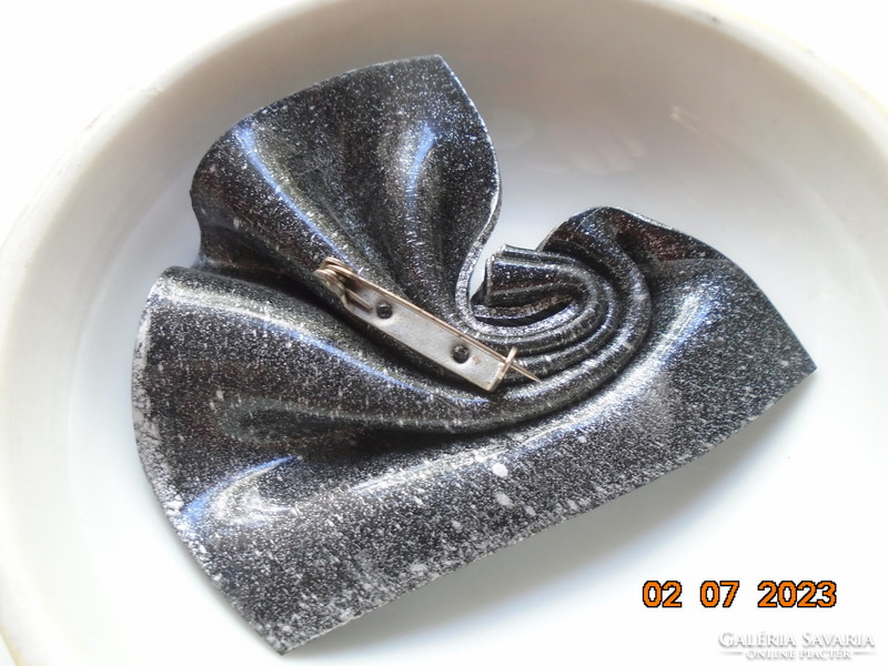 Very rare ! Art deco black-and-silver striped clasped scarf patterned brooch