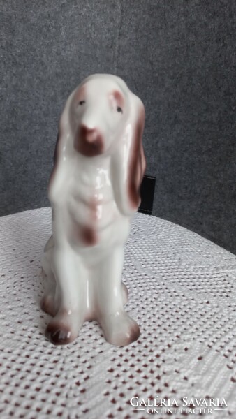 Retro Hollóházi jelzett porcelán kutya, hibátlan, magassága 14 cm, szélesség: 12 cm.