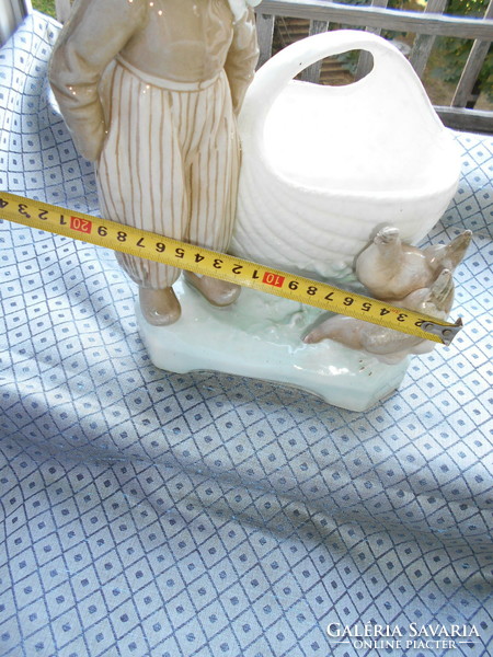Szecessziós majolika holland kisfiú  figurával +  tartó-nagyobb méret