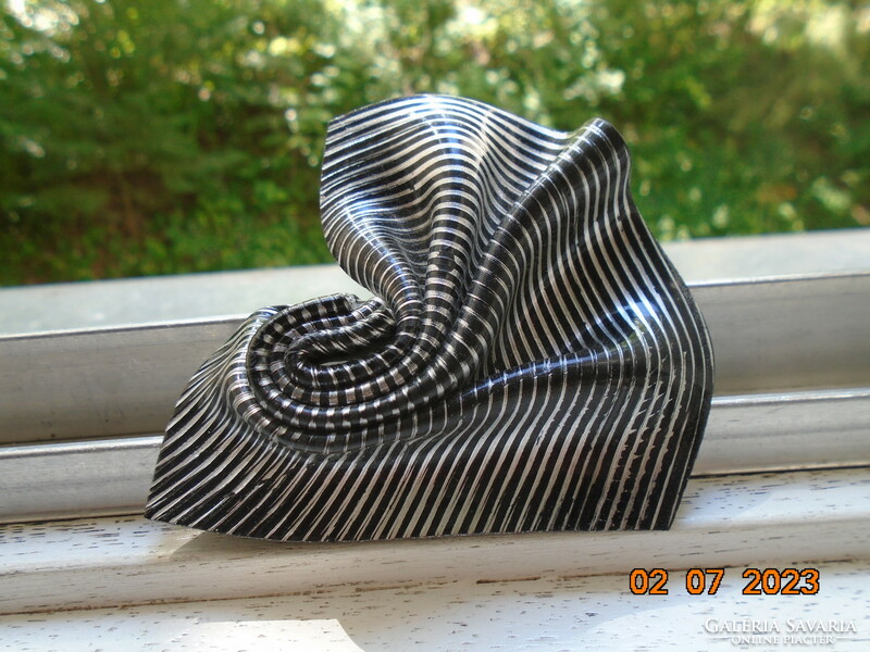 Very rare ! Art deco black-and-silver striped clasped scarf patterned brooch