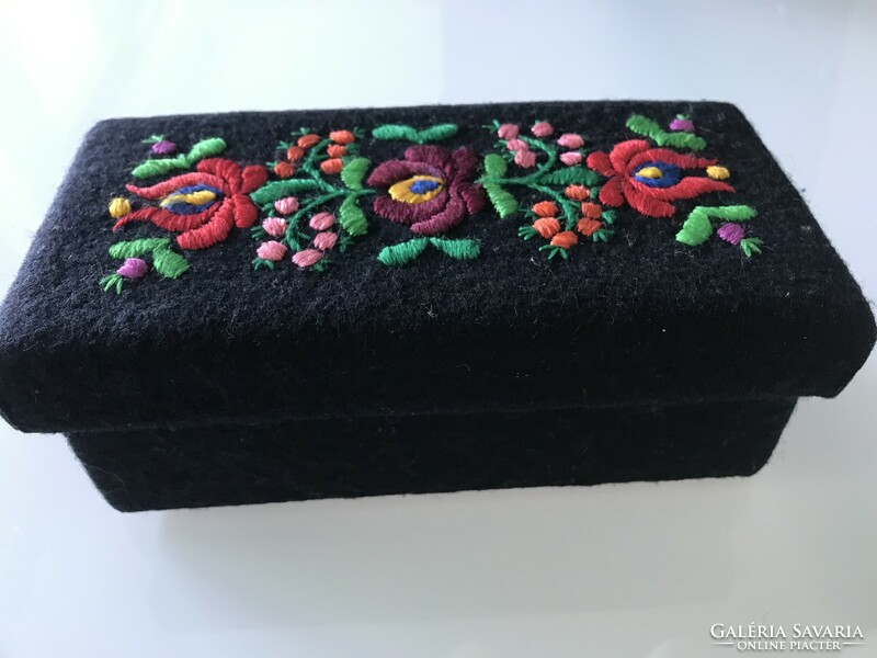 Hand-embroidered Kalocsa pattern box with black felt exterior, 20 x 10 x 8 cm