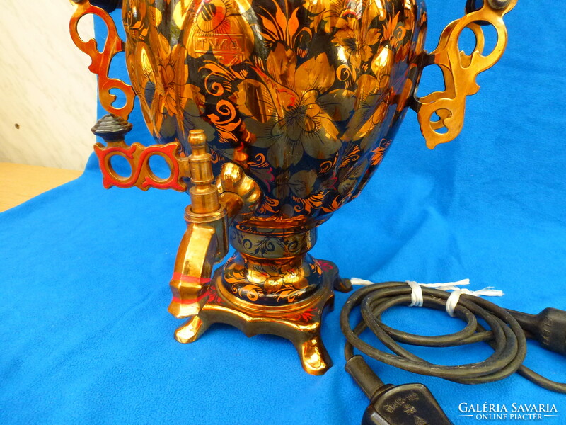 Beautifully painted Soviet samovar. Height 36cm.