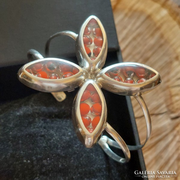 Csodás virág formájú ezüst karperec piros bogyókkal, nyitott