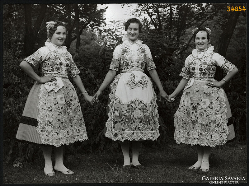 Nagyobb méret, Szendrő István fotóművészeti alkotása. Asszonyok kalocsai népviseletben, 1960-as évek