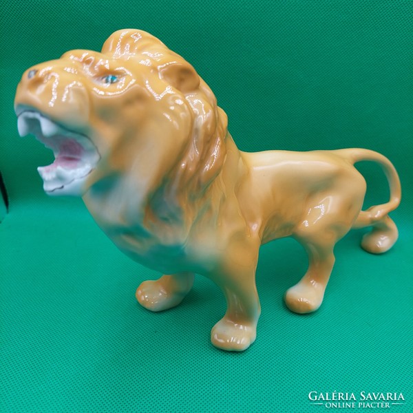 Retro lion porcelain figure