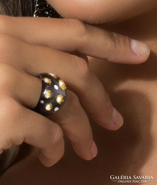 Fekete színű, arany pettyes 3D-s gyűrű akrilból, nagyon szép masszív gyűrű.