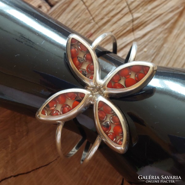 Csodás virág formájú ezüst karperec piros bogyókkal, nyitott